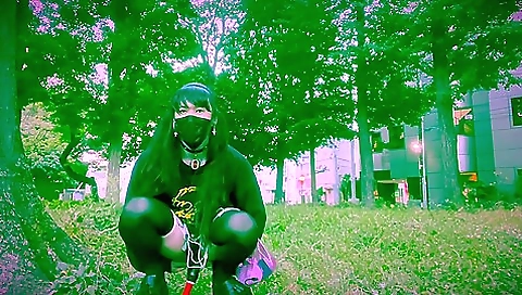 Amateur brunette teen with a nice body is going to do anal