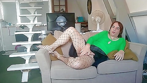 French amateur with a nice pair of tits fucks herself solo